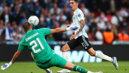 阿根廷队脚踩欧洲冠军，梅西最佳笑傲温布利