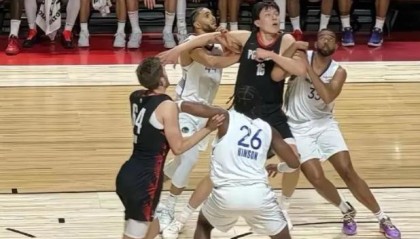 杨瀚森首战表现惊艳，他有姚明所不具备的比赛特质！