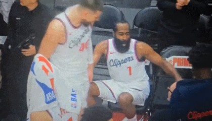 ewc-祖巴茨笑嘻嘻惹到哈登了！暂停时一把扯过来，态度与防守让人绝望|詹姆斯·哈登|克里斯-米德尔顿|伊维察-祖巴茨|伊维察·祖巴茨|多伦多猛龙队_新浪体育_新浪新闻