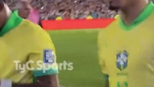 遭阿根廷双杀！赛后拉菲尼亚一言不发离开球场